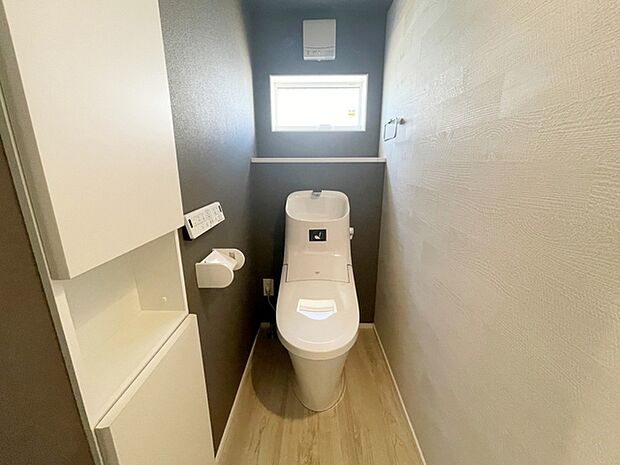 窓があり温水洗浄機能の付いた快適なトイレを1階と2階に設置。使用が重なる朝も2ヶ所あれば安心ですね