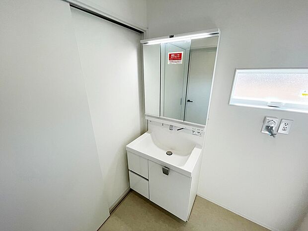 キッチンと廊下から2WAYアクセス可能な洗面脱衣所 ごちゃごちゃしない使いやすい戻しやすい細々したグッズをたくさん収納できる三面鏡の鏡裏