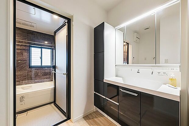 ワイドな鏡を備えた洗面は収納力と使い勝手を両立する、多機能三面鏡。使ってみてうれしい機能が満載です。 