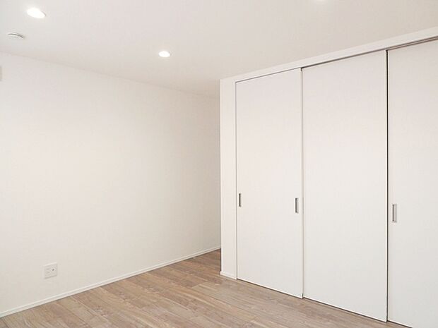 【洋室7.5帖】 スッキリ使える主寝室。ゆとりある室内と便利なバルコニーへ直結したプライベート空間です。