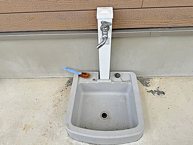 玄関横には立水栓が設置されています！お庭の水撒き、洗車、お掃除、お子様の水遊びなど便利です！ 