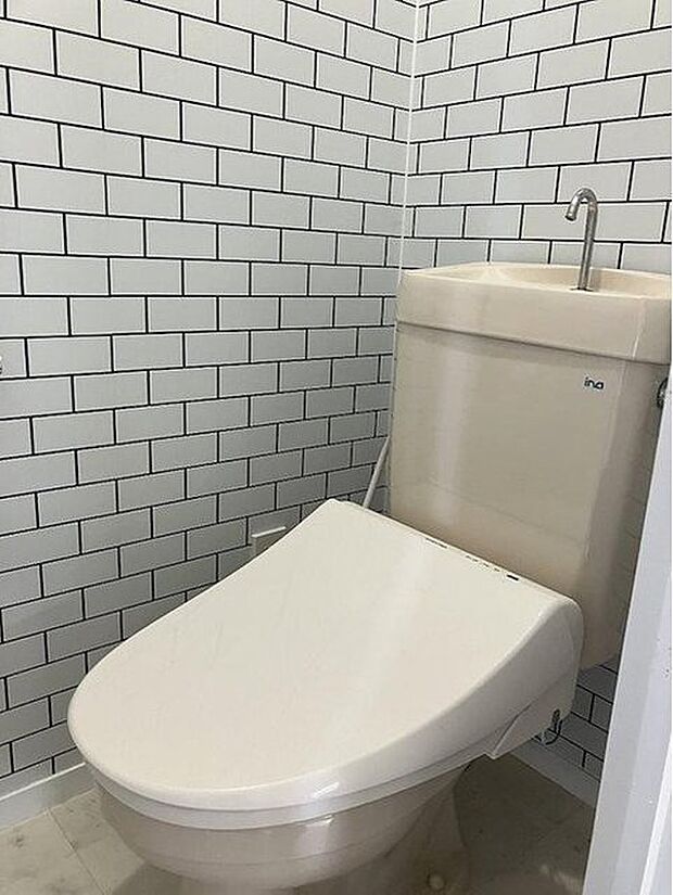 【ウォシュレット新品交換】 温水洗浄・暖房便座付の快適なトイレです。 