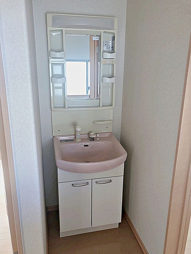 2階にも洗面所があり忙しい朝にもとっても便利です。 細かい物を置いて置ける棚が付いた機能的な洗面台。