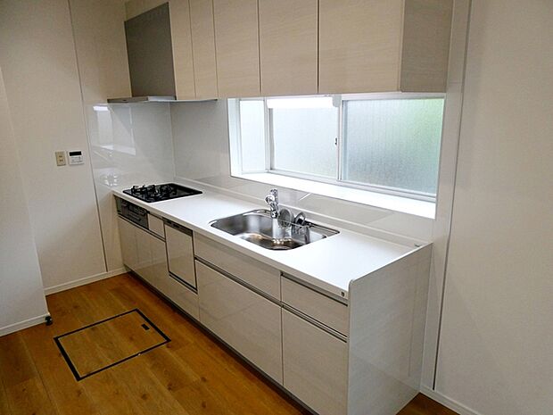 キッチンは半独立でリビングの家具等への臭い移りを軽減します 