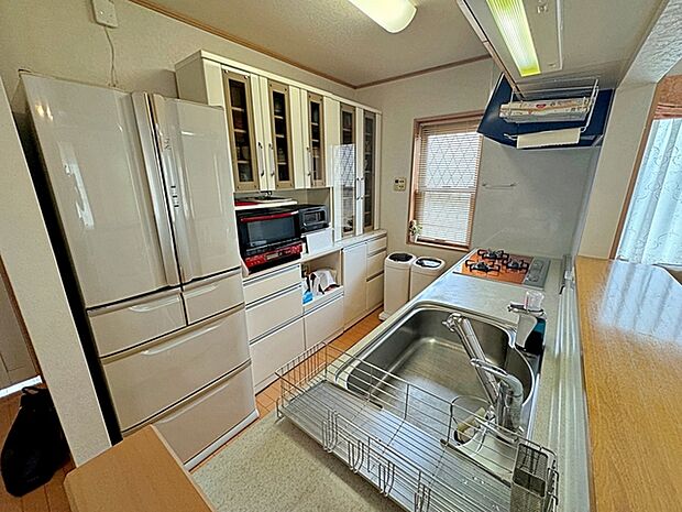 キッチン裏は冷蔵庫や食器棚を置くのに十分なスペースがあります。