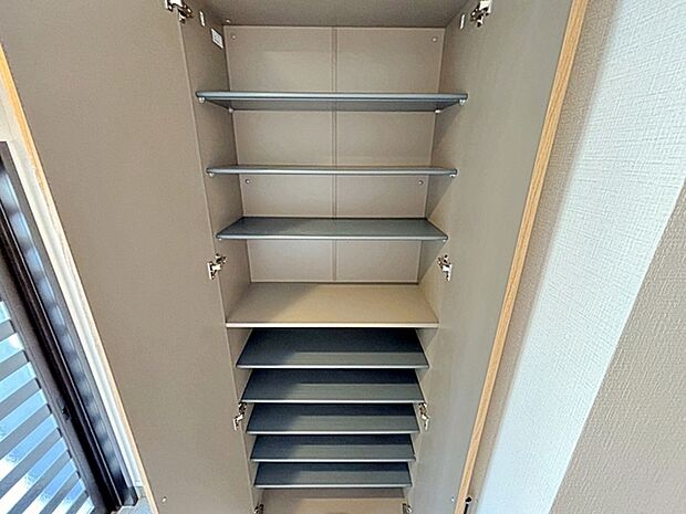 【リフォーム後】シューズボックス：天井までのシューズボックスは容量もたっぷり入ります。