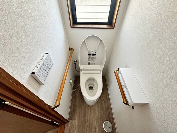 温水洗浄機能の付いた快適なトイレ。毎日使用する場所だから、換気出来るよう、窓も完備しています。 