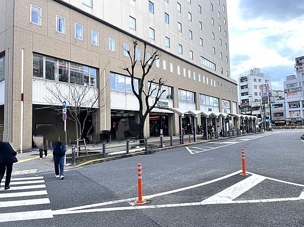 徒歩12分に高円寺駅があります
