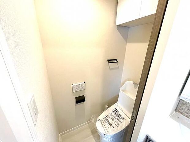 トイレの上部にはトイレットペーパーを12ロールしまえる大きな棚があります♪ 