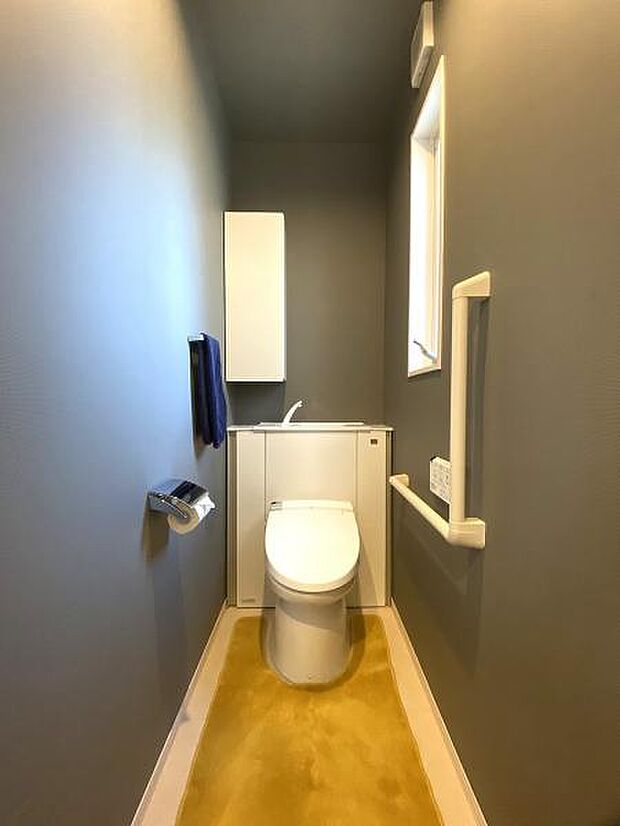 トイレの一面にはアクセントクロスを採用し、モダンな空間に♪