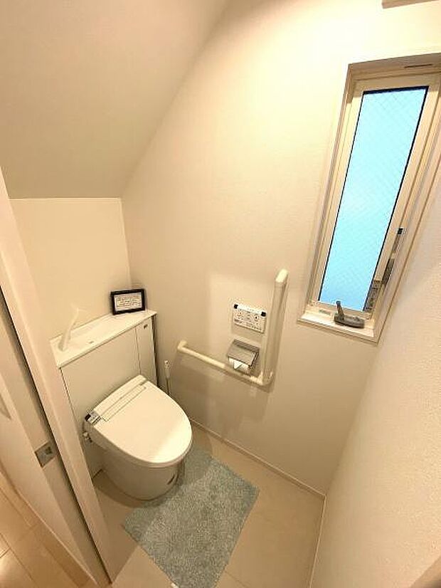 階段下に位置するため天井はやや低めですが、窓があり明るいトイレです♪