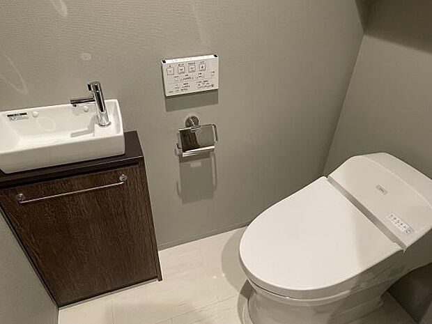 清潔感とデザインに優れたタンクレストイレを採用。