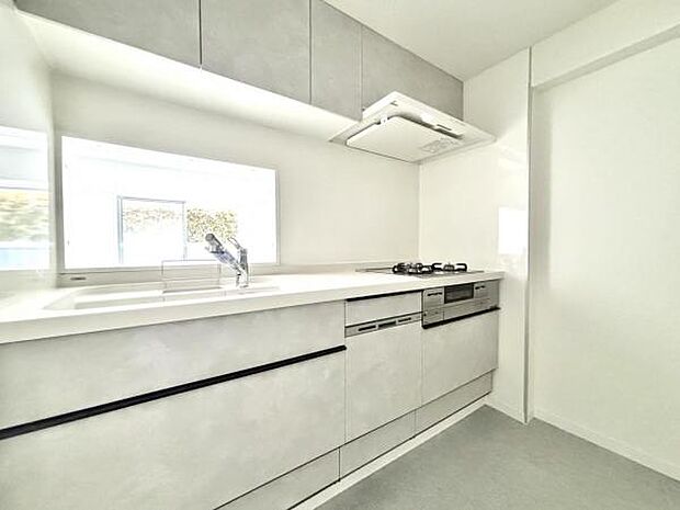 システムキッチン（食洗器＆浄水器付き） 吊戸棚もついて収納力のあるキッチン