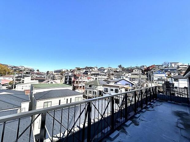 《roof balcony》 約18帖のルーフバルコニー 日当たりもよく開放感があります