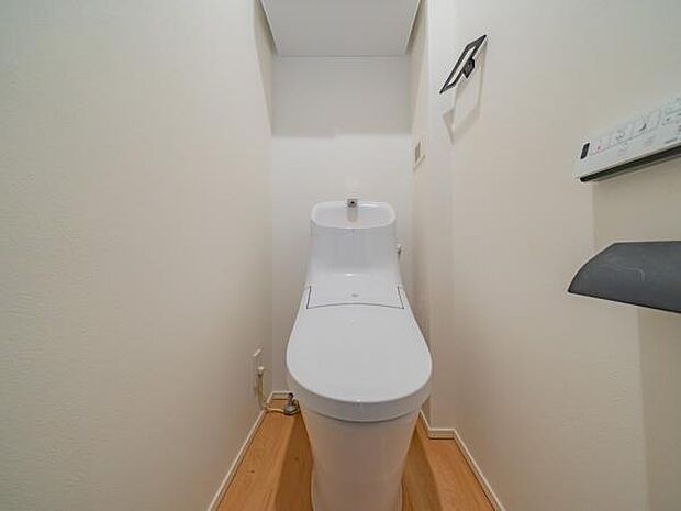 《toilet》 清潔感があり、スタイリッシュなデザインのトイレ