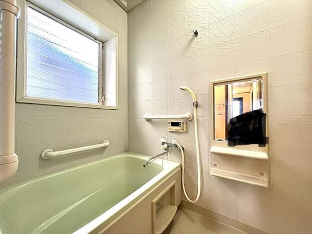 《bath room》 大きな開口部のある浴室です。通気性良好です。
