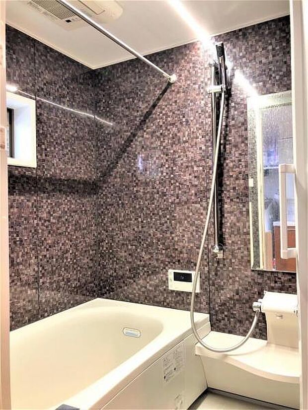 《bath room》 オシャレなタイル張りの浴室 窓もあり湿気がこもりにくくなっております
