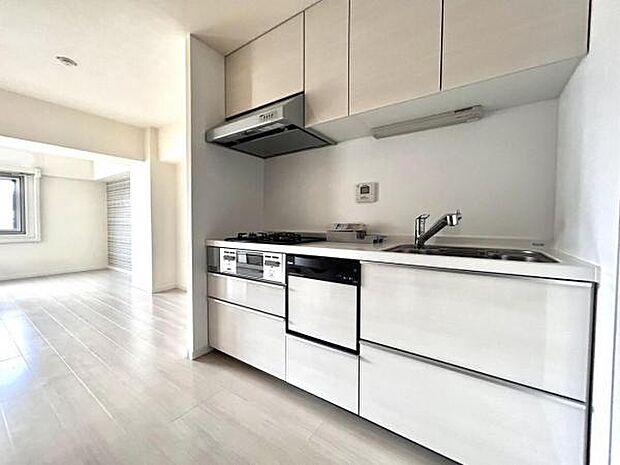 スタイリッシュな印象の白色のキッチン。インテリアとの調和も取りやすく、飽きもこないデザインです。
