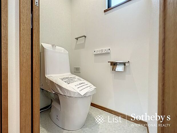 □トイレ□いつも綺麗に清潔に！シャワー付きトイレです♪もちろん窓も付いているので空気の入れ替えも楽にできます。