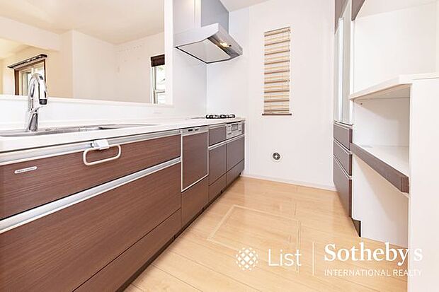 □キッチン□デザイン性と機能性を兼ね備えたキッチンです。リビングスペースとの一体感が生まれ、広々空間を演出してくれます。