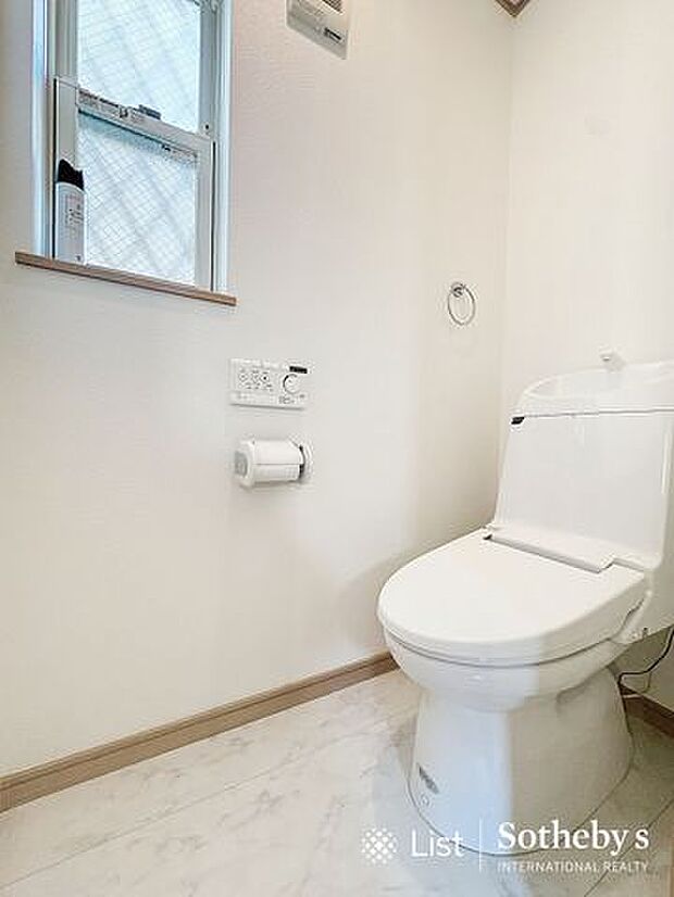 □トイレ□いつも綺麗に清潔に！シャワー付きトイレです♪もちろん窓も付いているので空気の入れ替えも楽にできます。