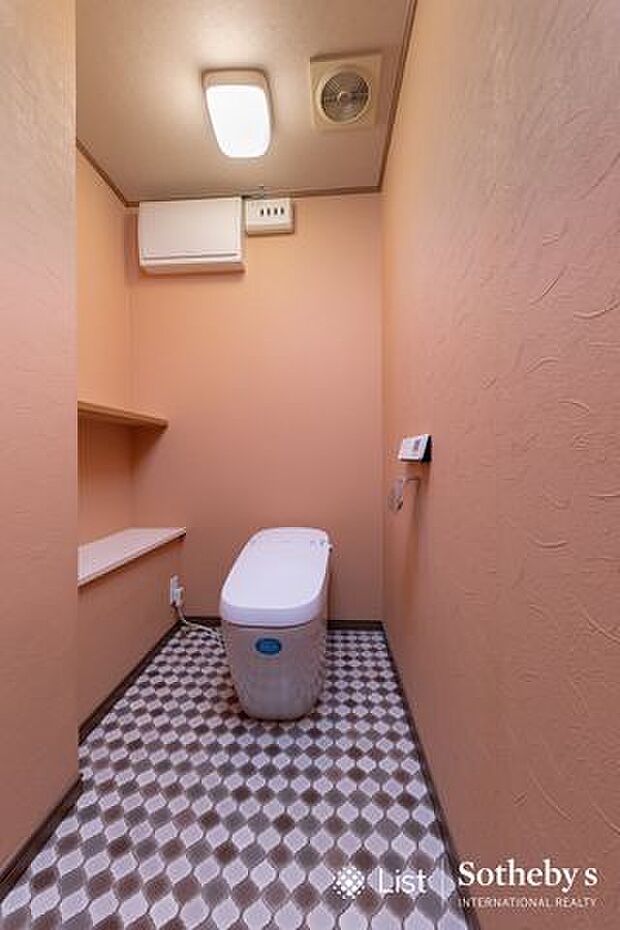 □トイレ□壁付けのスタイリッシュなシャワー付きトイレ。
