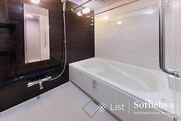 □浴室□お子様と一緒にバスタイムを楽しめる広々空間。浴室乾燥機付で心地よいバスタイムを実現します