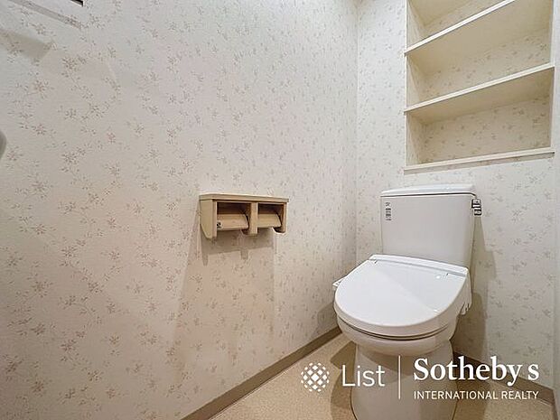 □トイレ□白を基調とした清潔感あるリビング！シャワー付きトイレです♪