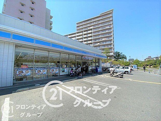 ローソン香里ヶ丘さくら通り店 徒歩12分。 900m