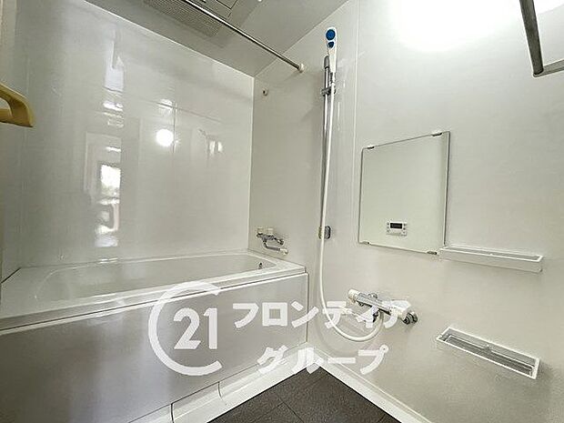 白基調のキレイな浴室です
