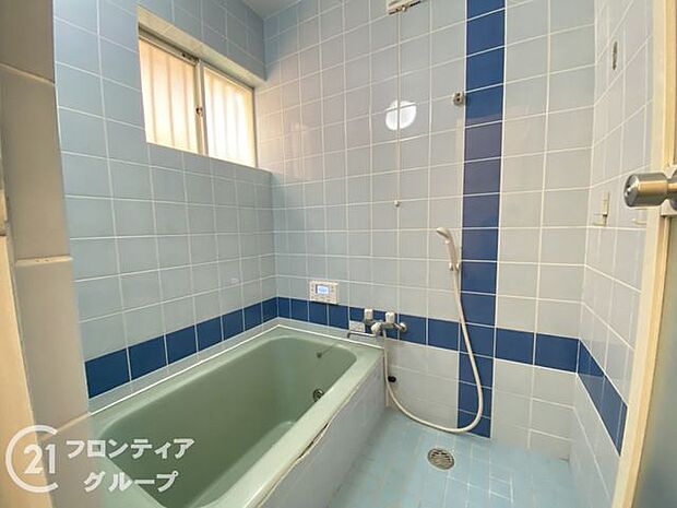 ゆったりサイズのシャワー付きバスルームです。窓があるのでこまめに湿気を換気ができます。