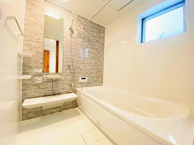 【浴室】快適な使い心地とゆとりある空間が1日の疲れを解きほぐすバスルーム。空間も浴槽もゆったりのびのび使えます。