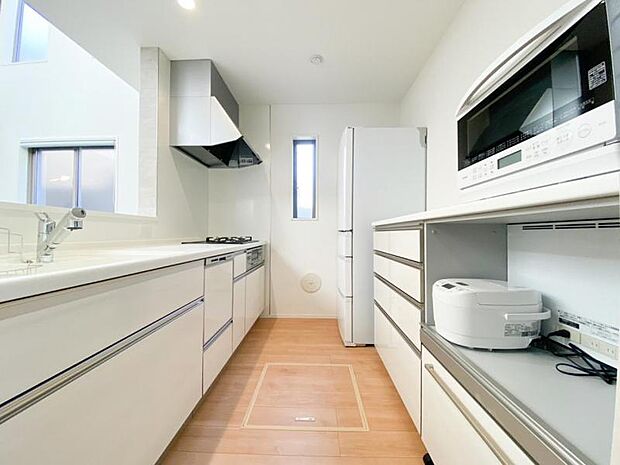 【収納】キッチン背面にシンプルかつ洗練されたデザインの収納スペース