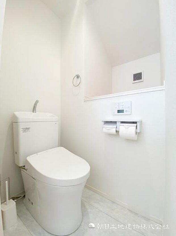 【トイレ】温水洗浄便座付トイレです。毎日使う場所だから、より快適な空間に仕上げられています。