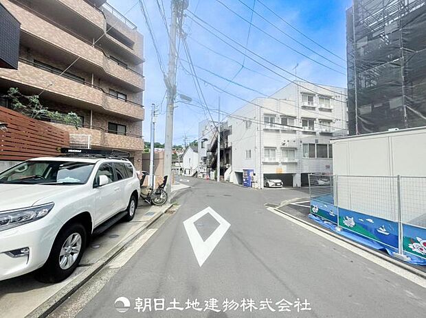 【前面道路】 車通りの少ない閑静な住宅街に位置しております。車庫入れもゆとりある良好な環境で、子育てへの安心感と家族で遊べる自然が身近な嬉しい立地です。