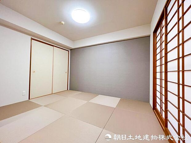 【和室】和室には押し入れ、小さいながらも床の間もある上質な雰囲気を大切にした空間。思いのままにゴロンと横になってください
