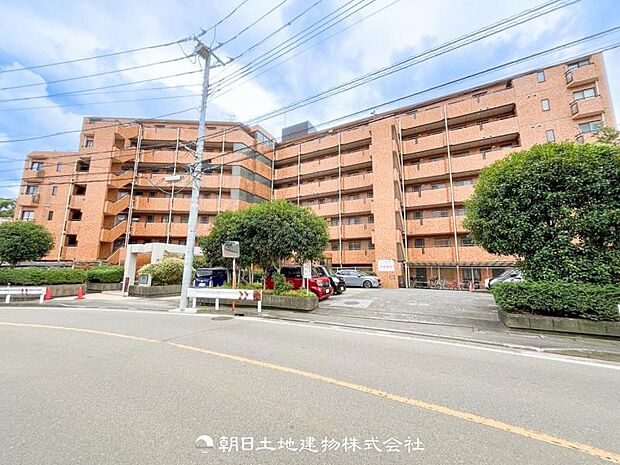 【外観・立地】時代の流行ではなく拘りを貫く。シックなカラートーンで街並みに溶け込む外観は、絶妙なバランスで輝きを放ちます