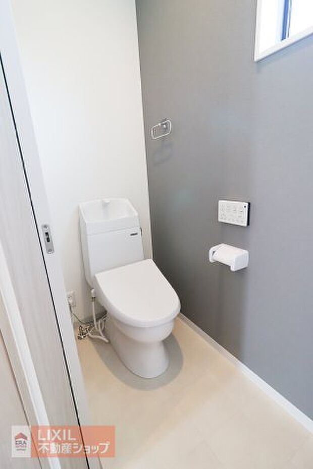 【トイレ】現地完成写真。温水洗浄暖房便座付き。2階にもトイレがございます。