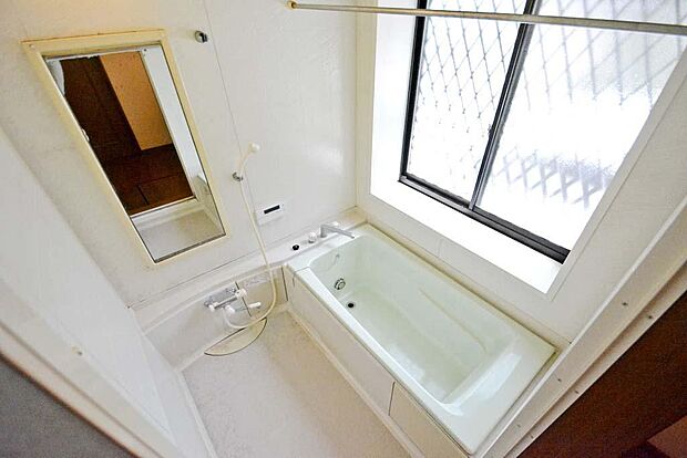1坪大のゆったりとした浴　室。大きな窓が付いているので換気がしやすく、上部には暖房乾燥機も付いています