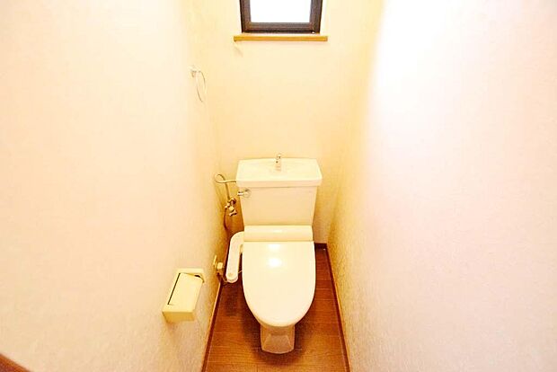 温水洗浄便座付きの1階トイレ。便座の保温機能も付いているので、冬場の寒い時には大変重宝します