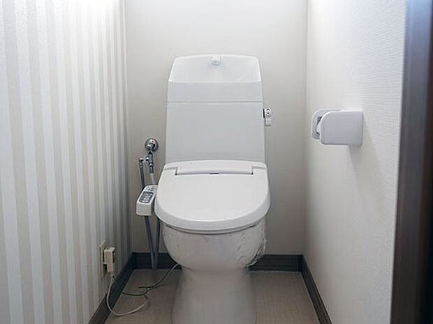 新品交換済みのトイレ。もちろん温水洗浄便座つき。