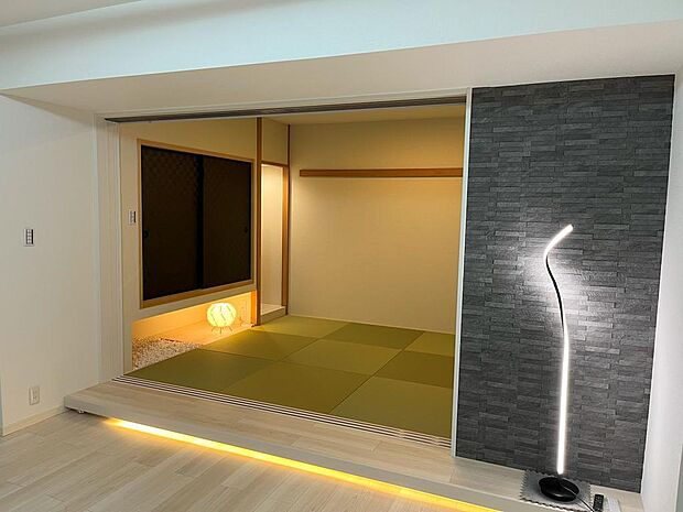 和室入り口にLEDでライトアップ、ダウンライト採用でおしゃれを演出。