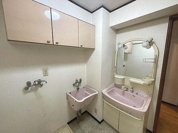 ゆとりのある洗面室ですよ♪家族揃って身支度できますね！シャワー付き洗面台ですので、寝ぐせ直しもラクラクですよ♪