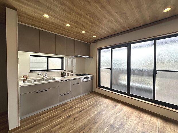 ◆システムキッチン新調済（食器洗浄機付）◆お料理に集中しやすい壁付けキッチンです♪キッチンの前に窓があるので、換気しやすく明るいキッチンですよ♪