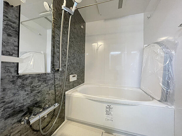 浴室暖房乾燥機付の1坪ゆったりバスです。寒い日も浴室を温めてから入浴できます 。