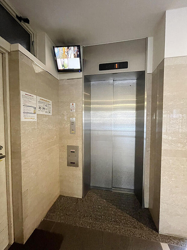 防犯窓・監視カメラの付いたエレベーター