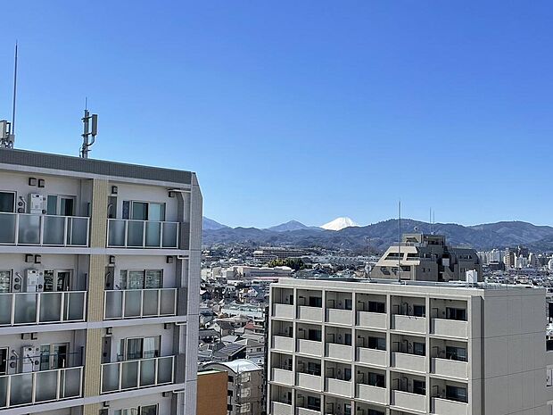 バルコニーより富士山が見え、高層階で視界広々！