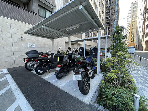 バイク置き場も整備されており、二輪車の駐車にも適しています。