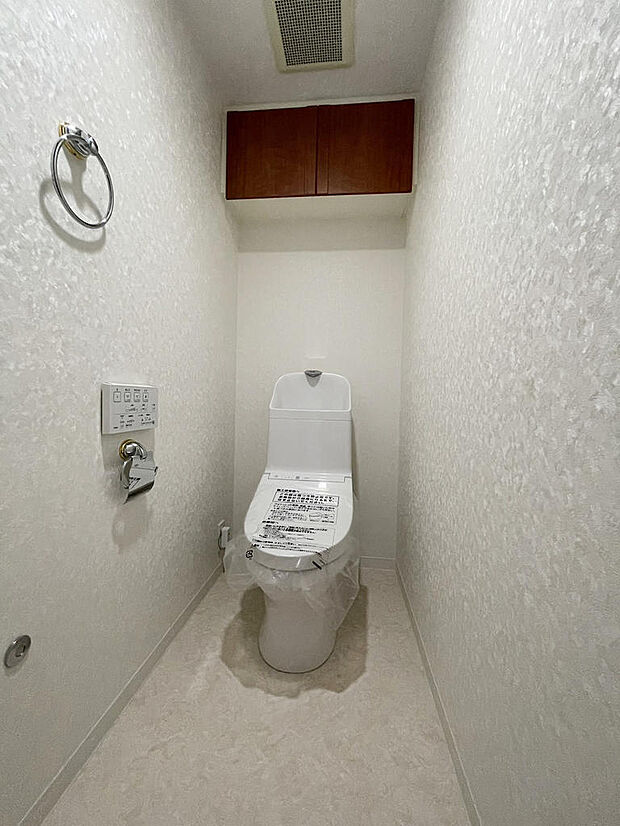 トイレには快適な温水洗浄便座付き