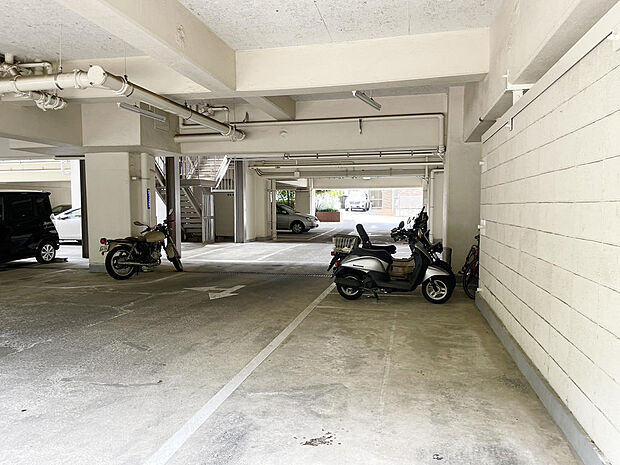バイク置き場も整備されており、二輪車の駐車にも適しています。